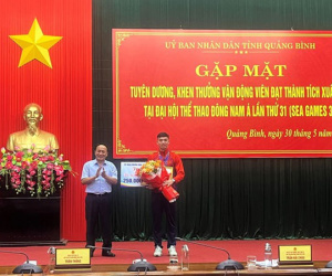 'Kình ngư' Nguyễn Huy Hoàng được thưởng lớn ở quê nhà Quảng Bình
