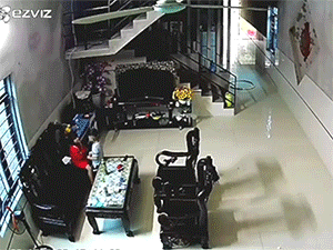 Tiếng nổ vang trời ngay sát hai đứa trẻ và lời cảnh báo cho mọi gia đình khi sạc pin điện thoại