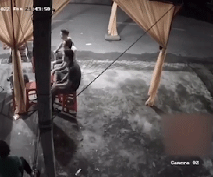 Ôtô lao vào đám tang ven đường, nhiều người bị thương