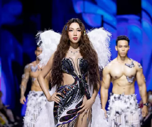 Hoa hậu Thùy Tiên ngã bổ nhào trên sàn runway, Anh Thư đầy khí chất