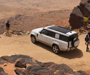 Land Rover giới thiệu Defender 130 mới