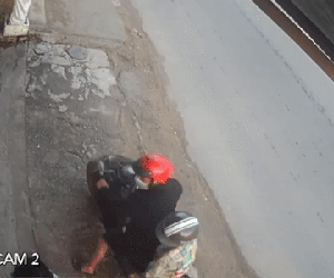 Clip nữ sinh lớp 9 bị giật điện thoại khi đứng trước nhà… soi gương