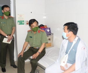 Đối tượng nghiện hung hãn tấn công làm 1 trung tá công an gãy tay