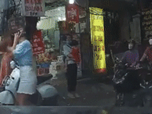 Nữ tài xế ô tô bị hai gã đàn ông to cao đấm đá, tát tới tấp sau va chạm giao thông