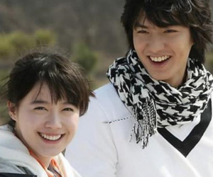 Bằng chứng rõ mồn một cho thấy 'chàng Xoăn' Lee Min Ho hẹn hò 'nàng Cỏ' Goo Hye Sun