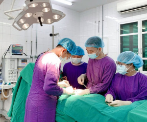 Nam thanh niên bị đối phương đá vào vùng kín khi chơi bóng đá dẫn tới vỡ tinh hoàn