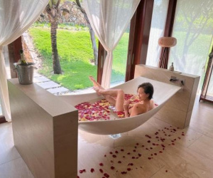 MC Phương Mai gây choáng khi tung ảnh không mảnh vải uốn éo khoe dáng trong bồn tắm, độ táo bạo đúng là khó ai bằng!