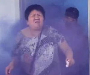Video: Nhà gái tán loạn sau khi phù rể ném bom khói vào phòng cô dâu vì bị làm khó