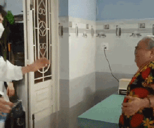 Bí mật từ Hàn Quốc trở về Việt Nam thăm ngoại, 2 chàng trai trẻ khiến dân mạng vỡ òa vì quá đỗi xúc động