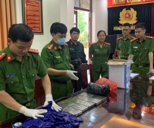 Phá đường dây ma túy 'khủng', thu 1 khẩu súng và 2,8 tỉ đồng tiền mặt