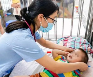 Hàng trăm trẻ nhập viện do tay chân miệng, bác sĩ cảnh báo 3 dấu hiệu nặng, có thể tử vong
