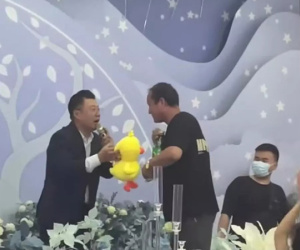 Bố thi uống rượu chỉ để kiếm gấu bông cho con gái 19 tuổi: Con gái dù lớn vẫn luôn là bảo bối trong lòng bố