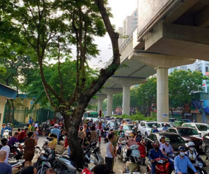 Hơn 5.400 thí sinh thi vào lớp 10, cổng trường chuyên tắc nghẽn