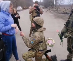 Khoảnh khắc xúc động khi người lính Ukraine cầu hôn bạn gái ngay tại trạm kiểm soát