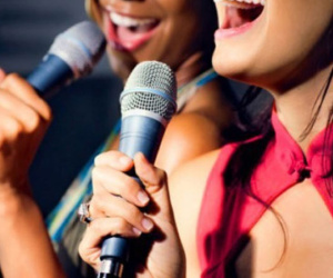 Người phụ nữ vỡ mạch máu não khi cố hát karaoke