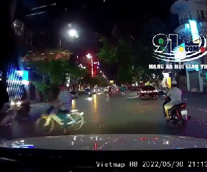 Clip: Thanh niên phóng xe như bay tông văng người đi xe đạp, hành động sau đó gây bức xúc hơn cả