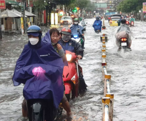 Sấm sét ầm trời, TP.HCM mưa xối xả rồi ngập khắp ngả