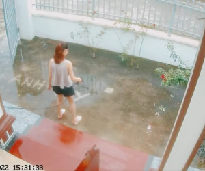 Vợ rửa sân vẫn tranh thủ thể hiện tình yêu với ông xã một cách 'bá đạo': Nhất anh chồng nhé!
