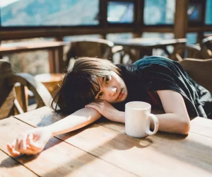 Cô gái buồn rầu vì bạn trai lương 120 triệu nhưng một năm tặng quà có 2 lần, dân tình ngán ngẩm: 'Lấy nhau về mua cọng hành cũng phải xin ý kiến'