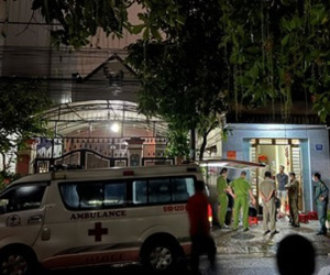 Người đàn ông sạc điện thoại trên ngực, tử vong nghi do điện giật