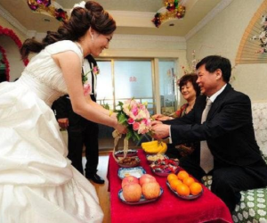 Tiệc cưới mẹ chồng cố tình trao 10 cây vàng giả, chị dâu nói câu bà bần thần day dứt