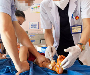 Bé 2 tuổi ở Hà Nội bị nát bàn chân, vỡ xương do cửa tự động