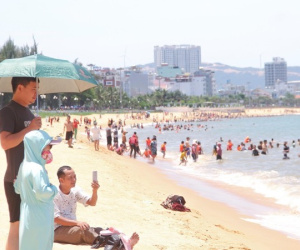 Bãi biển đông nghịt người xuống tắm ‘xả xui’ giữa trưa Tết Đoan Ngọ