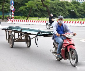 Nhan nhản xe máy cà tàng chở sắt dài chục mét 'uốn éo' trên phố Hà Nội