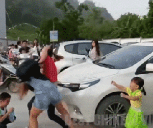 Clip: Hai bà mẹ túm tóc, 'choảng' nhau tới tấp trước cổng trường tiểu học