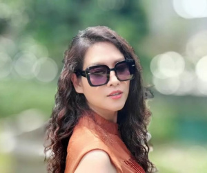 Đời tư ít biết về 'bà trùm' đóng phim Bão ngầm