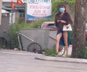 Mặc váy xẻ đùi cao tới tận thắt lưng, gái xinh khiến thanh niên thấy nghề xe ôm thật cực