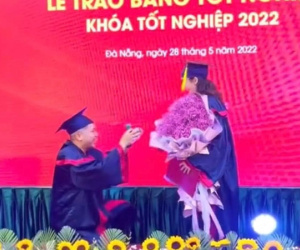Nam sinh bất ngờ cầu hôn bạn gái trong lễ tốt nghiệp Đại học