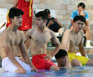 Dàn cầu thủ U23 Việt Nam lột áo khoe body, nhìn đâu mê đó