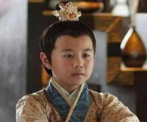 Cậu bé đáng thương, 2 tuổi bị cầm tù, 57 tuổi được phóng thích, không phân biệt được gà với vịt, chưa từng gặp phụ nữ