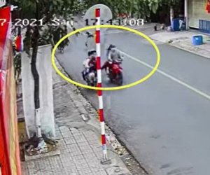 Nam sinh lớp 12 đi xe máy bị bạn cùng trường đạp ngã dẫn tới tử vong
