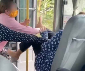 Ngán ngẩm với hành động vác chân lên thanh chắn xe buýt của người phụ nữ cố chấp: Lớn tuổi mà vô ý thức!