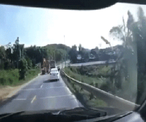 Video toàn cảnh vụ lật xe kinh hoàng ở Hòa Bình khiến 3 nạn nhân tử vong