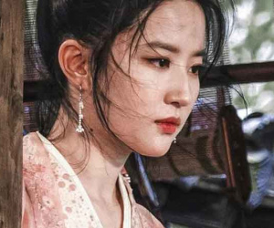 Lưu Diệc Phi tái xuất màn ảnh nhỏ rực rỡ sau 16 năm khi 'Mộng Hoa Lục' đạt 8,5 điểm, 'vượt mặt' cả Dương Mịch lẫn Triệu Lệ Dĩnh