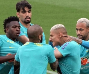 Neymar cuống cuồng ngăn Vinicius và Richarlison ẩu đả trên sân tập ĐT Brazil