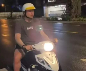 Hình ảnh hiếm có khó tìm của thủ môn Đặng Văn Lâm: Ăn vận giản dị, đi dép lê, 'cưỡi' xe máy