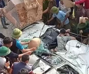 Vụ xe tải lật đè xe con khiến 3 người tử vong: Tài xế xe tải khai gì về nguyên nhân tai nạn?