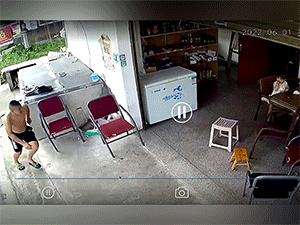Bố 'nhanh như cắt' bế con ra khỏi nhà khi cảm thấy mặt đất bắt đầu rung chuyển