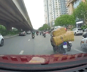 Chở hàng cồng kềnh gây tai nạn cho cô gái, hành động tiếp đó của người đàn ông càng gây bức xúc hơn nữa