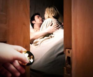 Chồng làm thêm quá khuya nên buồn ngủ 'vào nhầm' phòng cô osin trẻ