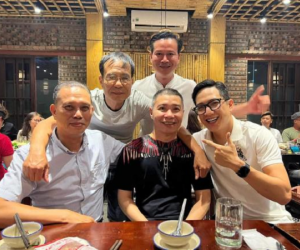 NSND Công Lý khoe ảnh rạng rỡ trở lại phim trường, vợ trẻ canh chồng ngủ để viết tâm thư