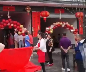 Cặp đôi 'thanh mai trúc mã' quen nhau năm 10 tuổi, ngày rước dâu chú rể bước sang nhà bên bế vợ về