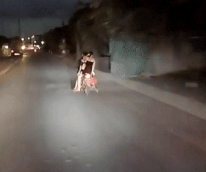 Clip: Nam thanh niên chở theo 3 cô gái ăn mặc 'mát mẻ' phóng như bay trên đường