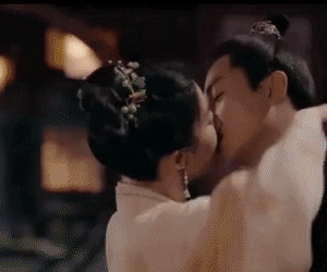 Cảnh hôn táo bạo của Trần Hiểu - Lưu Diệc Phi khiến MXH xứ Trung bùng nổ