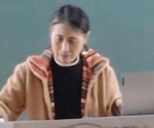 Cô giáo lớn tuổi đang đứng lớp bỗng ngất xỉu vì thức đêm soạn bài, hành động sau khi tỉnh dậy khiến ai chứng kiến cũng phải rớt nước mắt