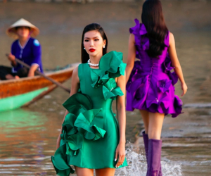 Chưa từng có tại Vbiz: Sàn catwalk đặt ngay dưới sông, người mẫu 'lướt trên mặt nước'